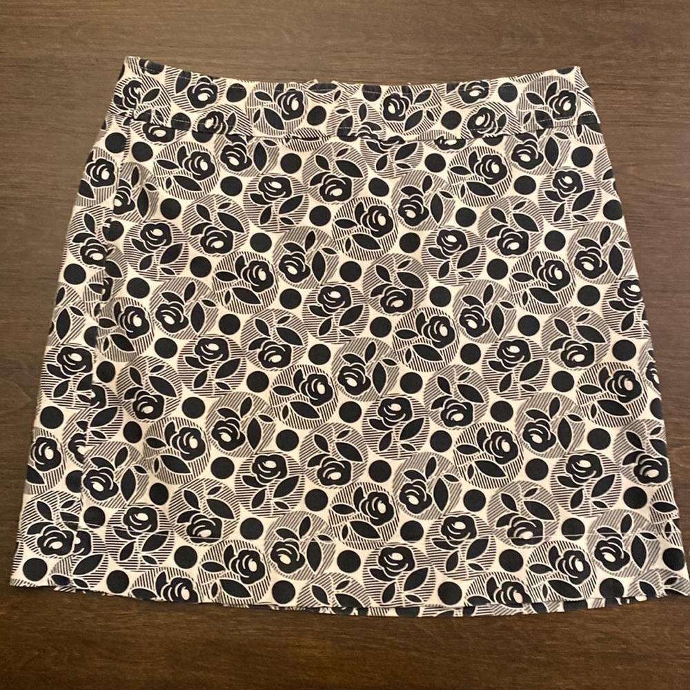 ann Taylor LOFT stretch skirt white with black roses and hidden zipper size 6.